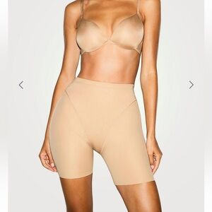 NWT 🌟 SKIMS Body Butt And Hip Enhancing Mid-Thigh Short